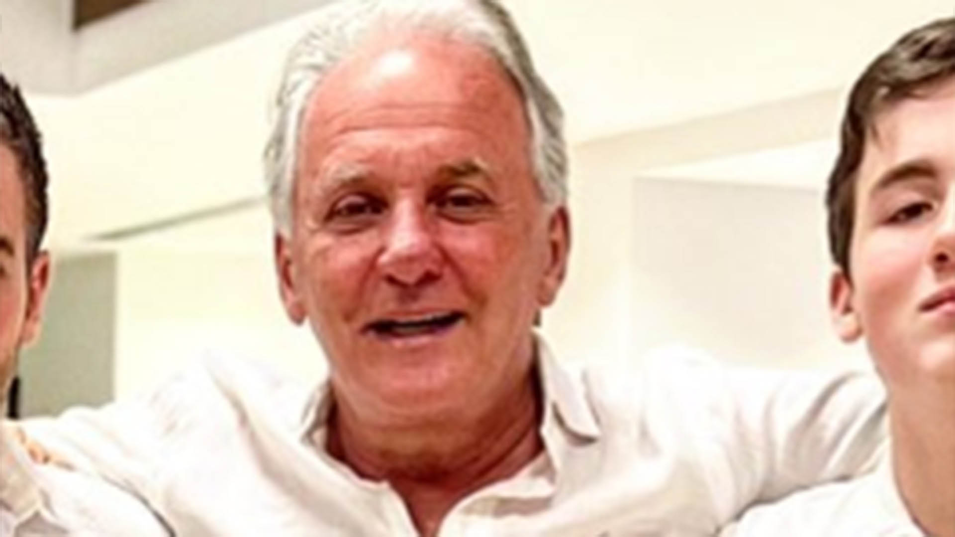 Otávio Mesquita faz rara aparição com os três filhos e brinca com altura do caçula