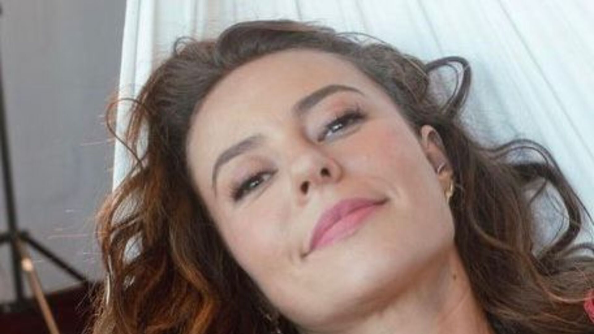 Paolla Oliveira encanta seguidores ao posar deitada em rede: “Inspiração”