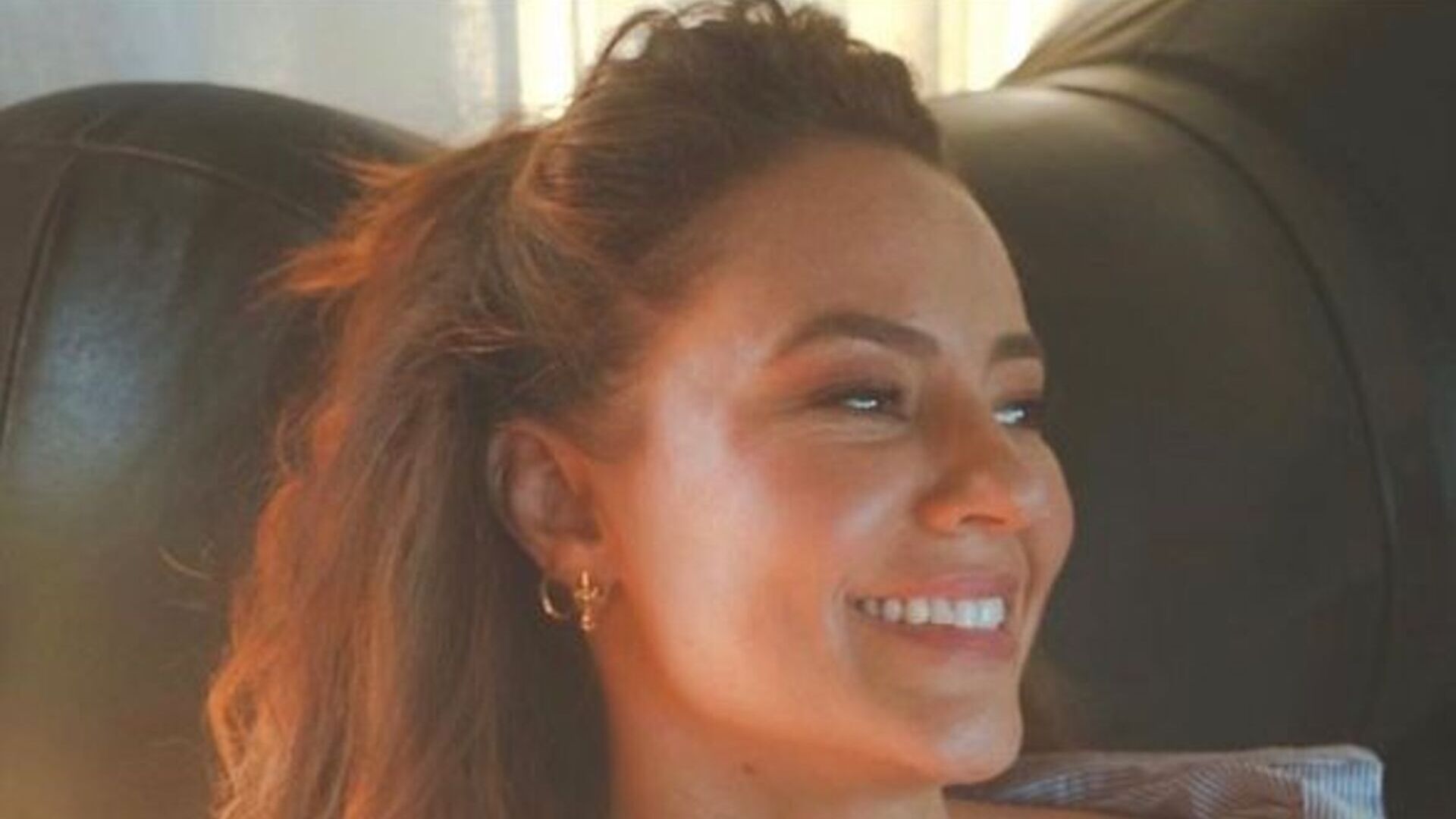 Paolla Oliveira choca fãs ao posar com as pernas à mostra: “Coxas”