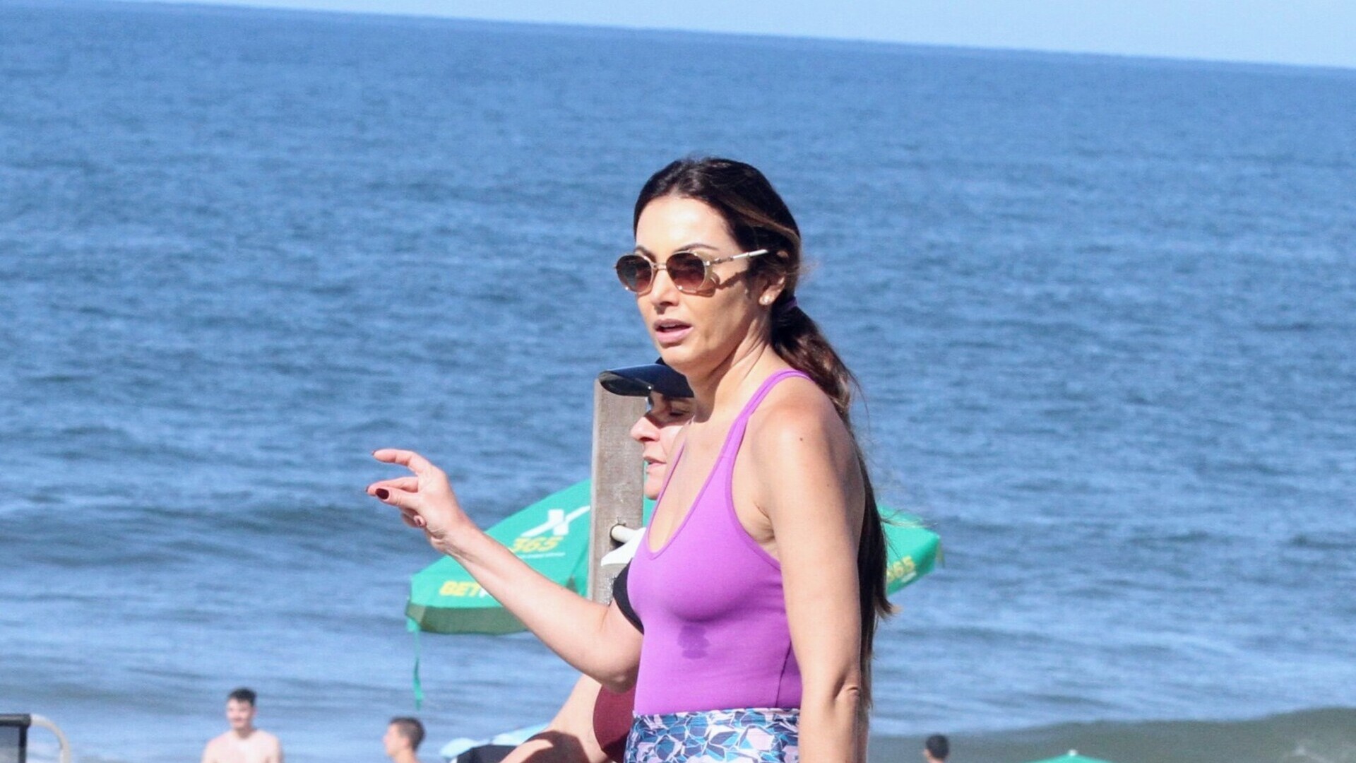 Patrícia Poeta rouba a cena em caminhada com look indiscreto