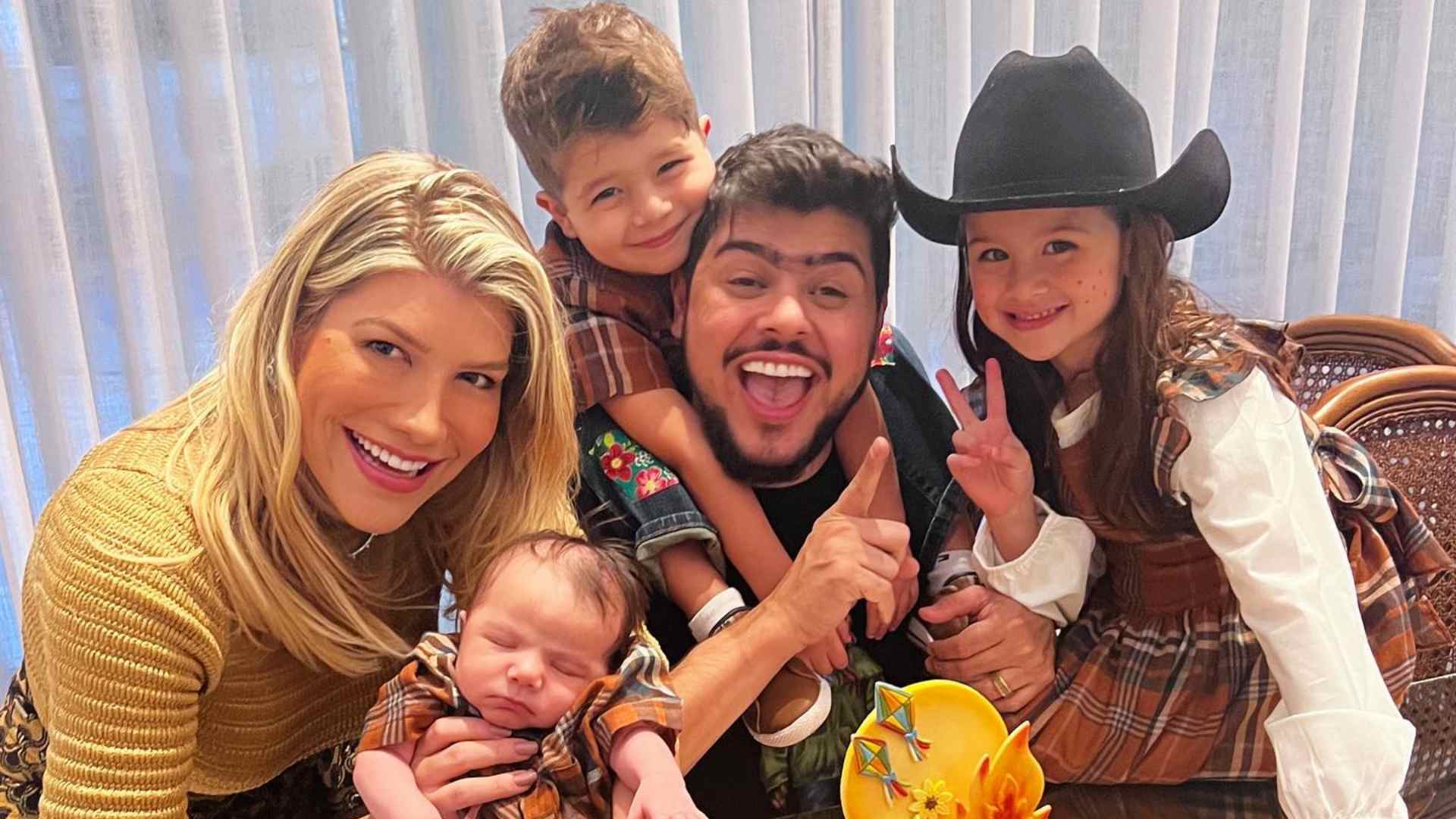 Paula Vaccari e Cristiano celebraram o primeiro mês do filho caçula com festa intimista