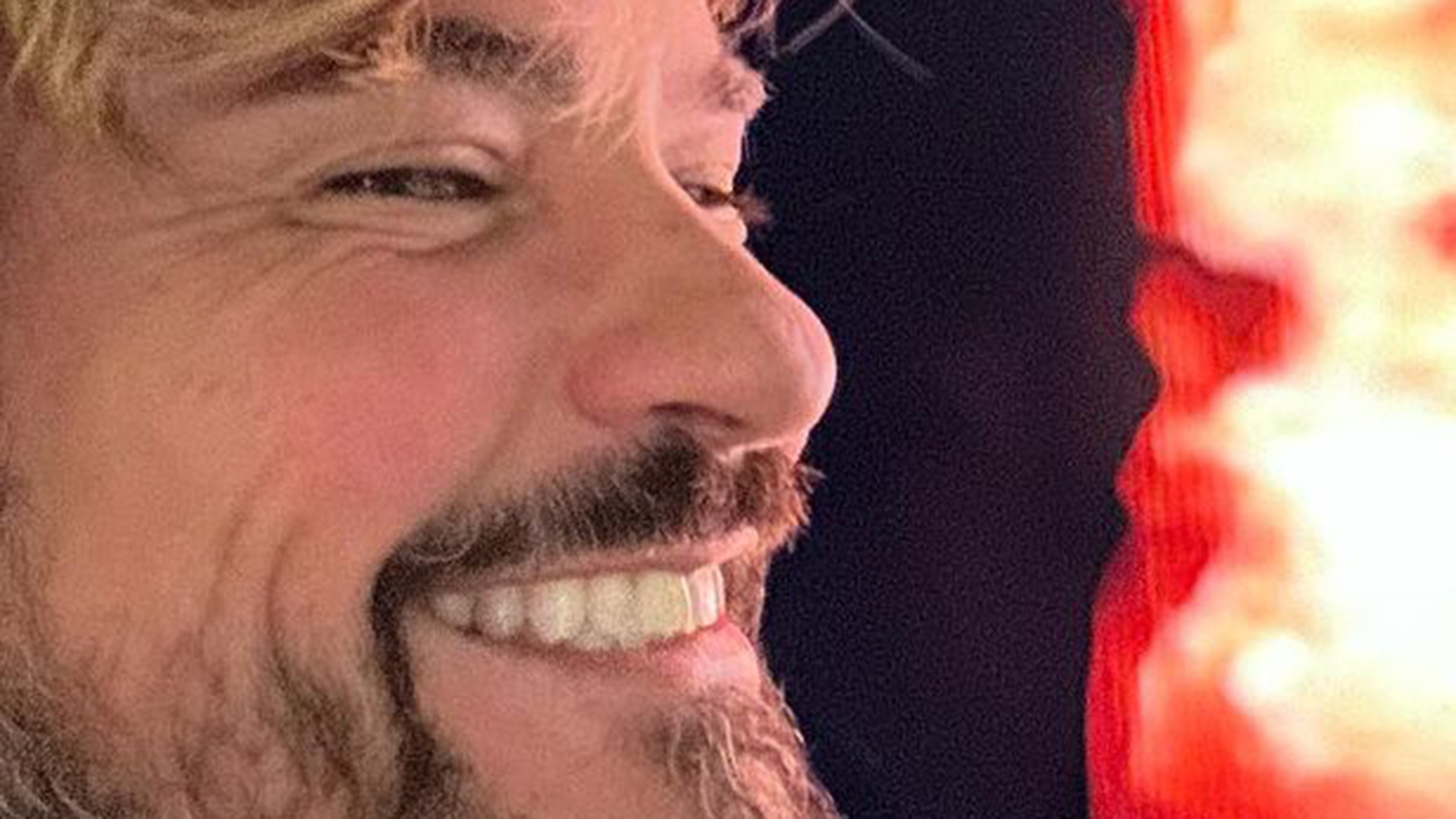 Paulinho Vilhena exibe o rosto da filha no ultrassom: ‘É a cara do papai’