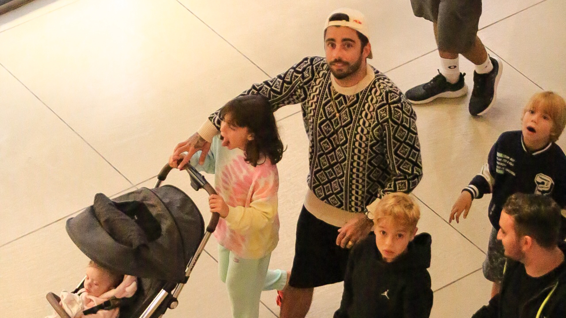 Após polêmica, Pedro Scooby assume passeio com os filhos