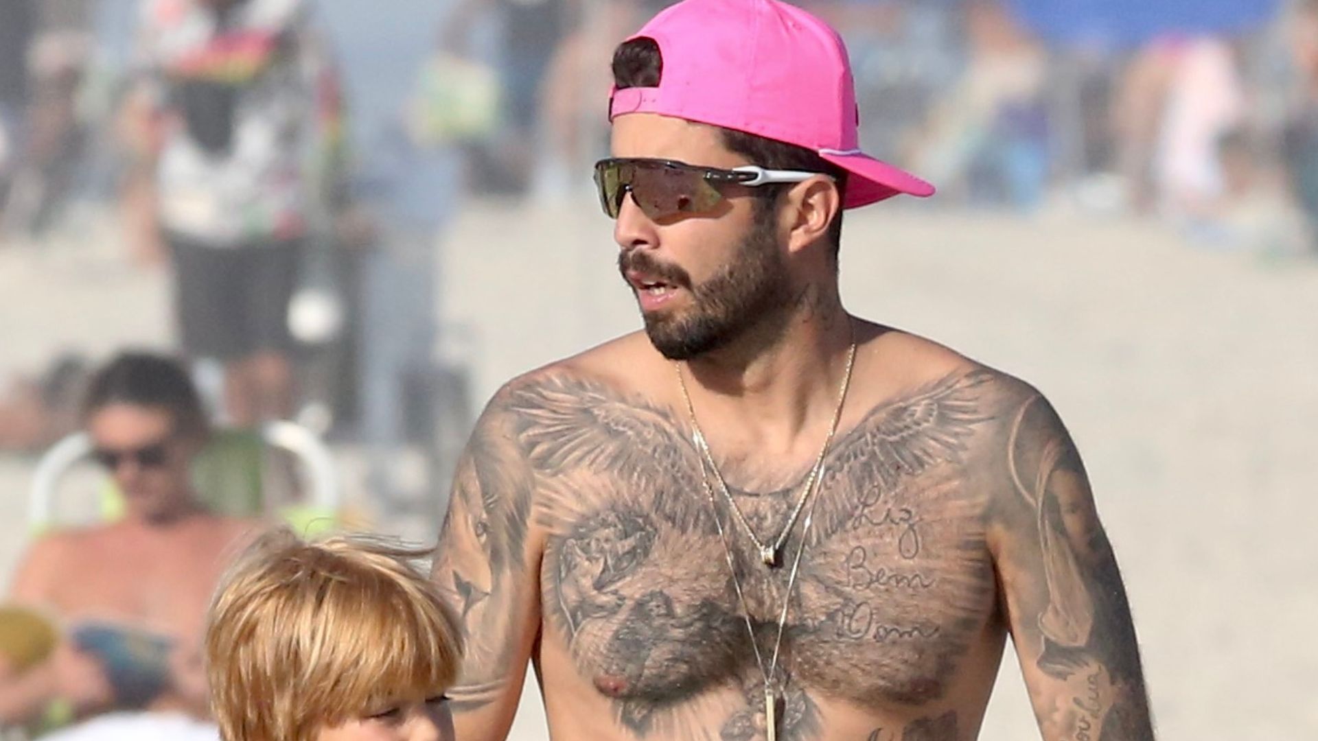 Cadê a Liz? Pedro Scooby surge só com os filhos homens em ida à praia