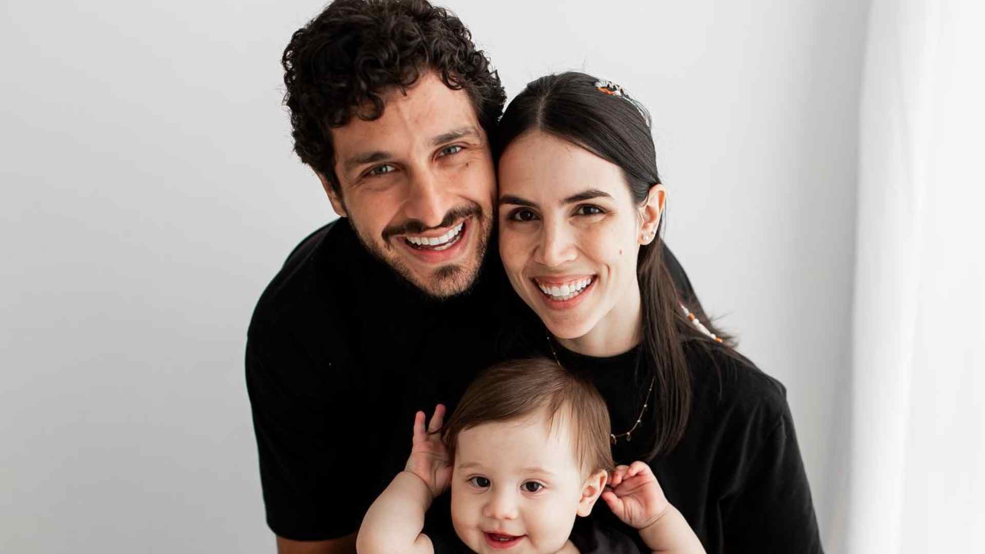 Com ensaio fotográfico em família, Pérola Faria celebra mesversário do filho: “Amor gigantesco”