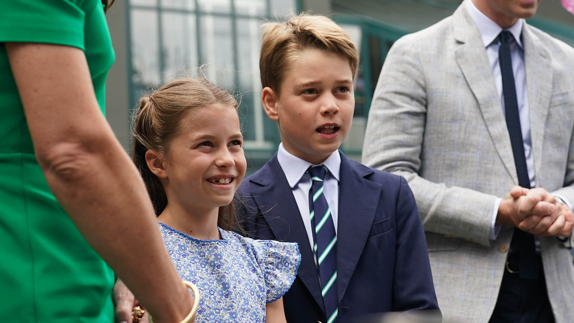 Príncipe George e princesa Charlotte curtem torneio de tênis com os pais