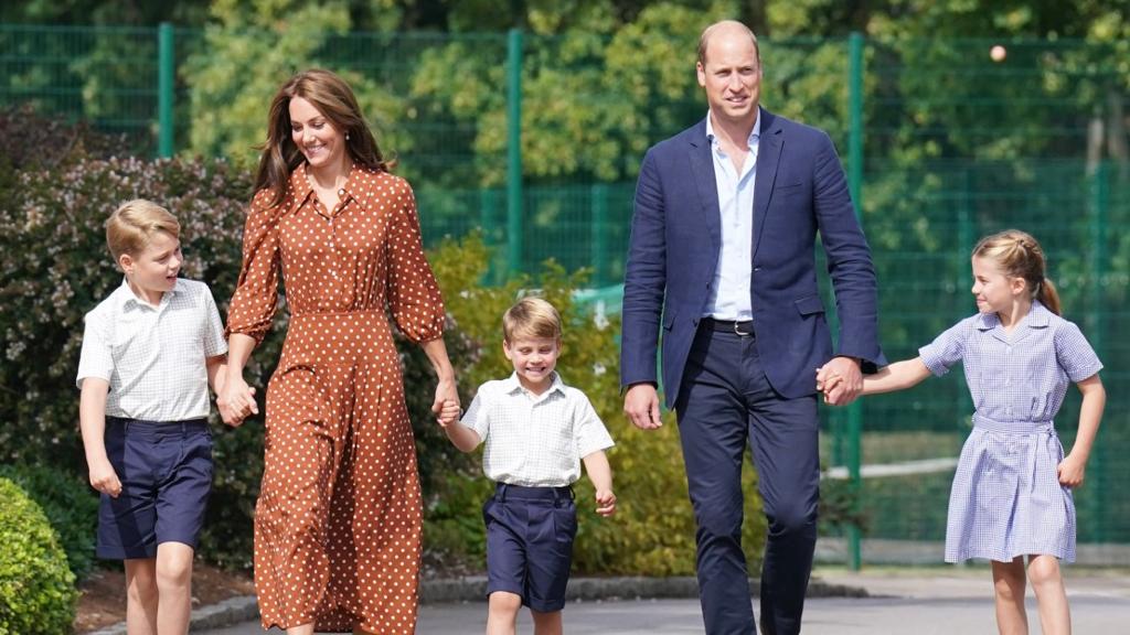 Descubra o motivo de príncipe Louis ainda não ter participado da turnê real ao lado de William e Kate