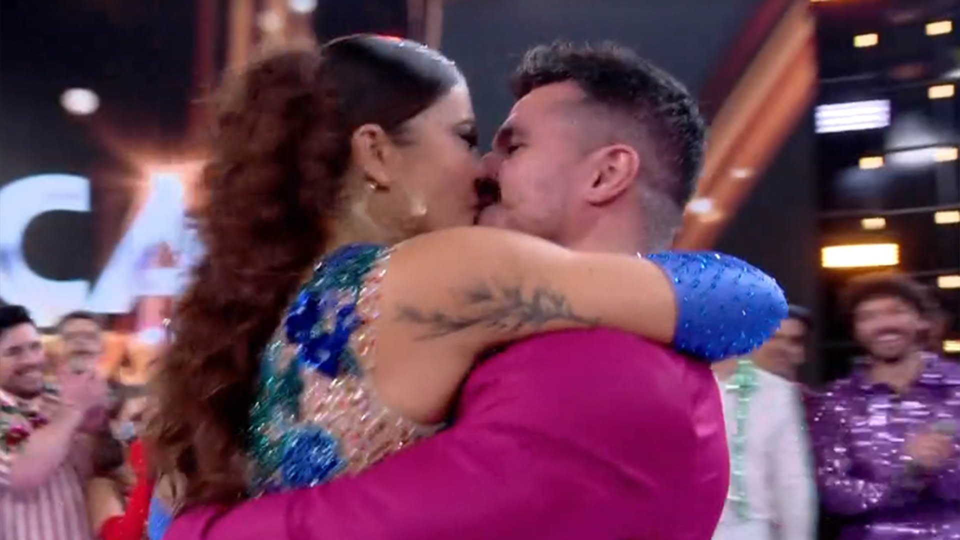 Marido de Priscila Fantin dá beijão na atriz na final da Dança dos Famosos