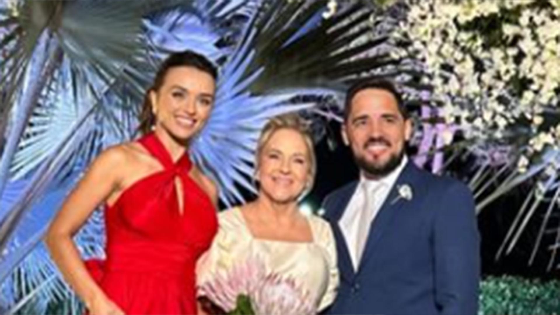 Mãe de Rafa Kalimann usa vestido de noiva diferentão para seu casamento