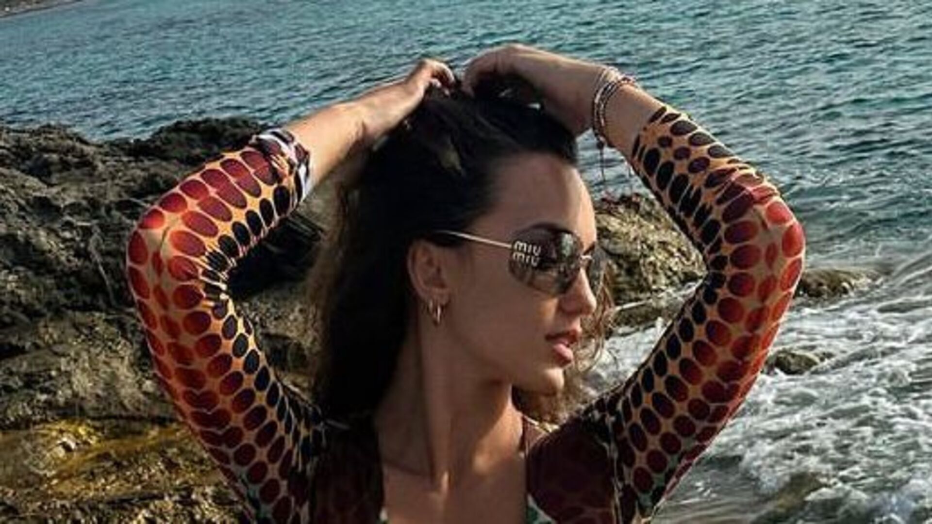 Rafa Kalimann surpreende ao posar fazendo topless em Ibiza: “Sacanagem”