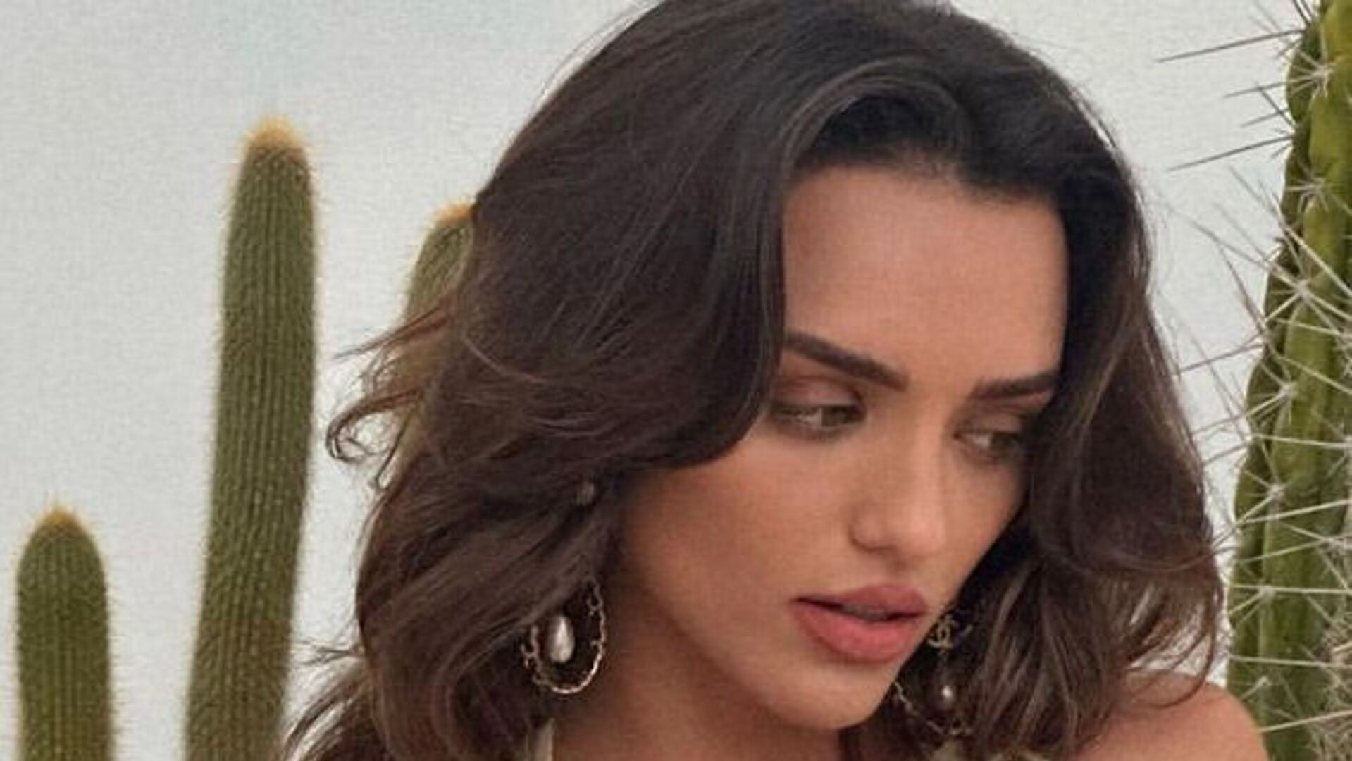 Rafa Kalimann dá show de beleza ao posar toda de branco: “Musa”