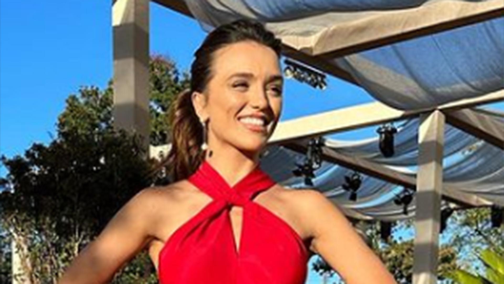 Rafa Kalimann usa vestido vermelho poderoso para o casamento de sua mãe