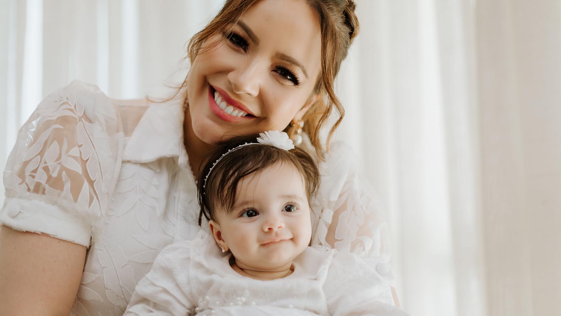 Renata Dominguez abre álbum de fotos do batizado da filha no Cristo Redentor