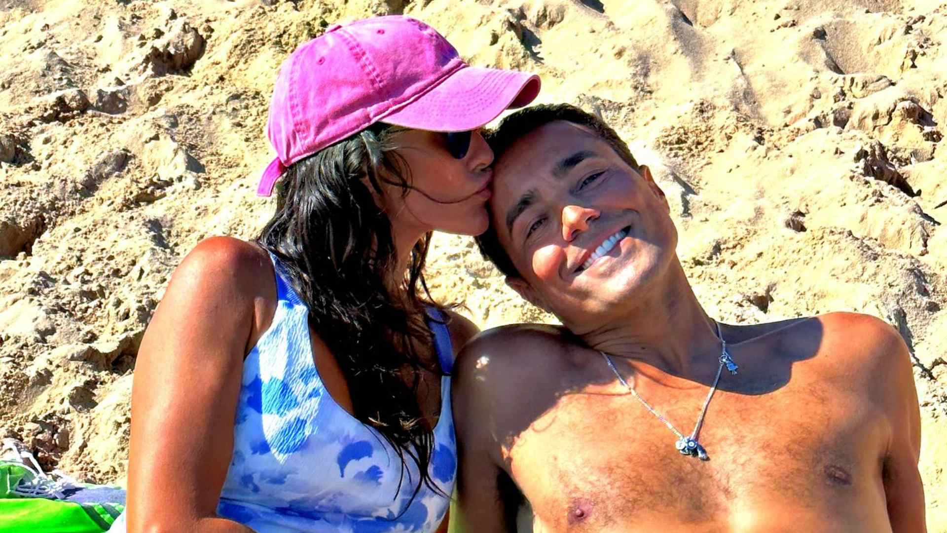 Ricardo Pereira curte dia na praia ao lado da mulher e dos filhos: “Família linda”