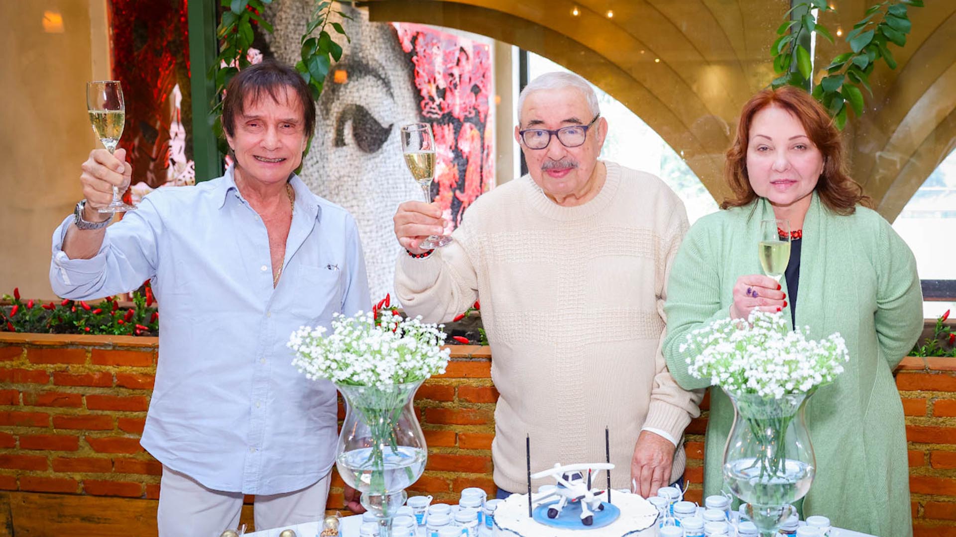 Roberto Carlos marca presença na festa de 90 anos do irmão