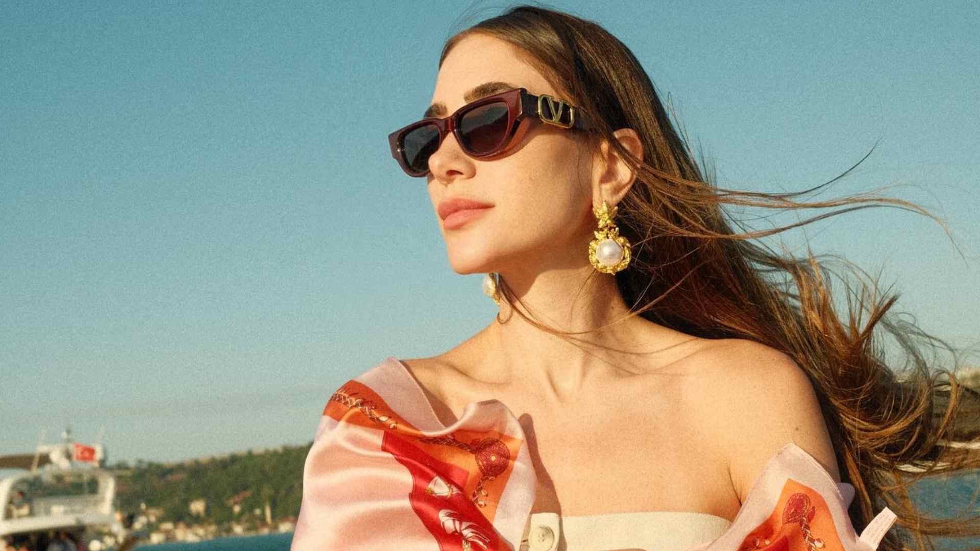 Romana Novais esbanja beleza ao curtir passeio de barco em Istambul: “Hipnotizada”