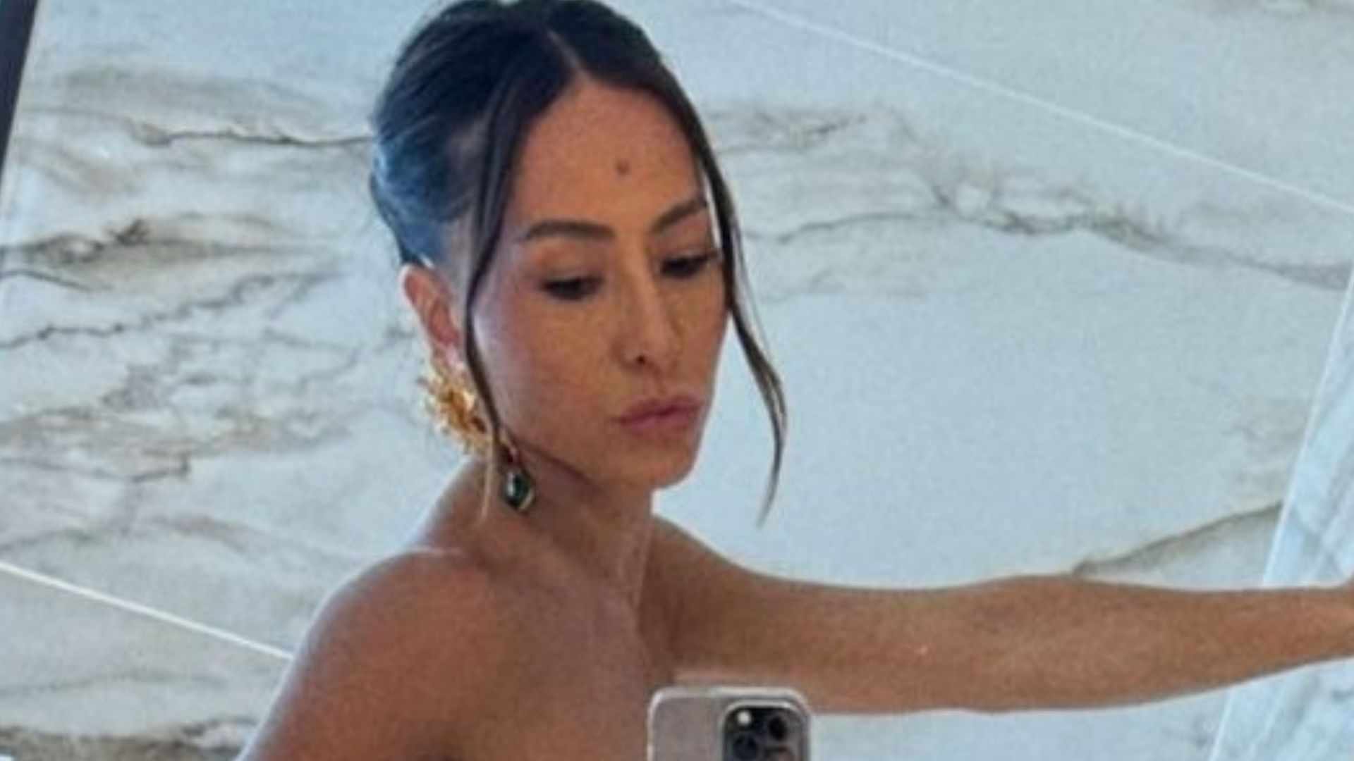 Sabrina Sato surpreende com foto em espelho do banheiro