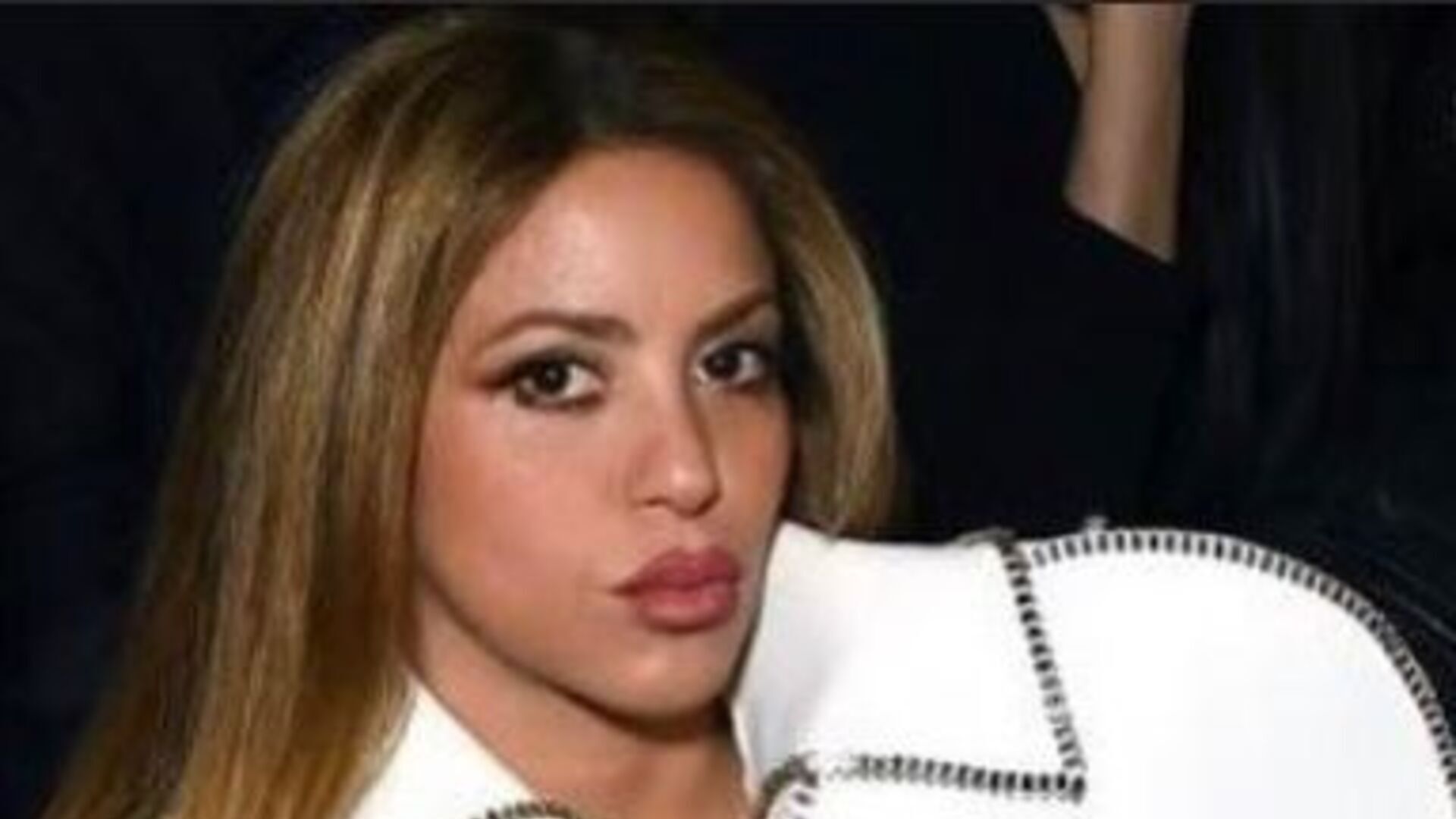 Em meio a polêmicas e rumores, Shakira comparece à desfile de moda em Paris