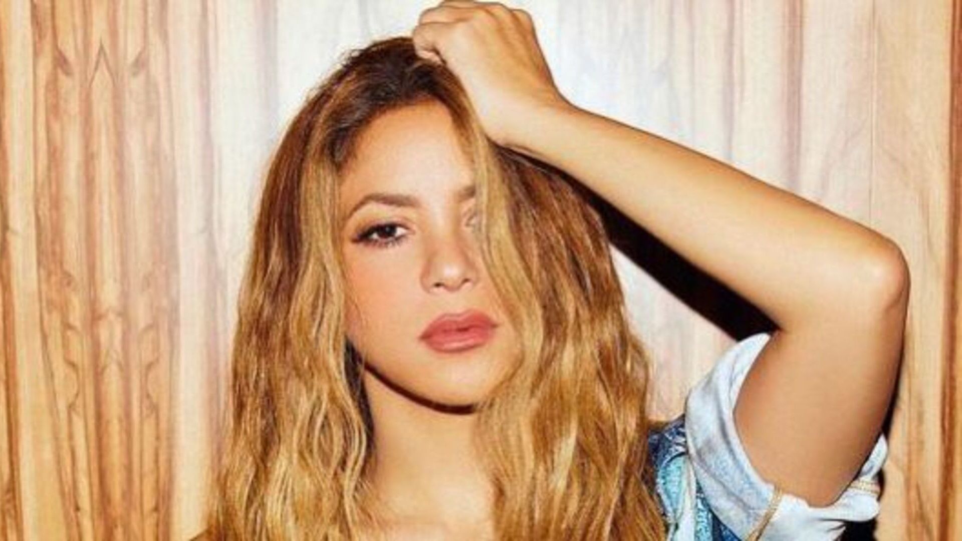 Shakira esbanja estilo e beleza ao surgir em torneio de Wimbledon: “Rainha”