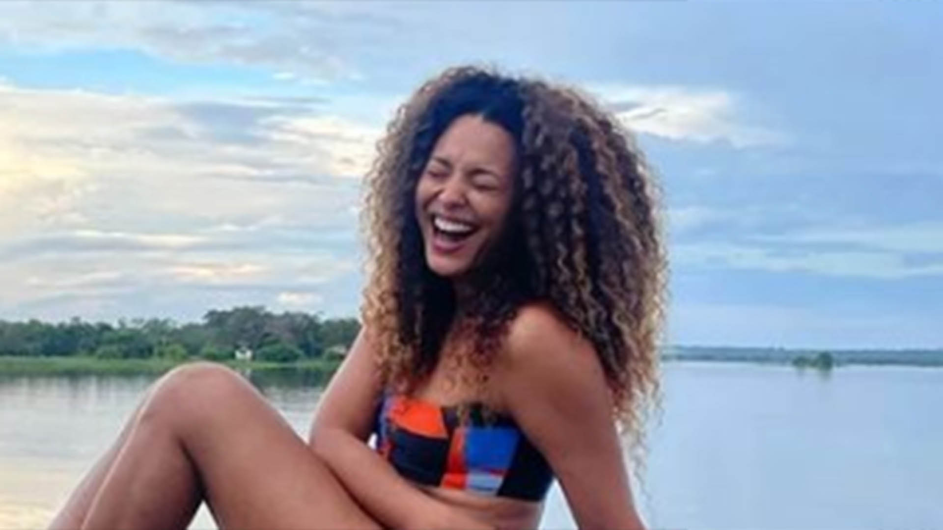 Protagonista de Vai na Fé, Sheron Menezzes exibe corpaço em fotos de biquíni