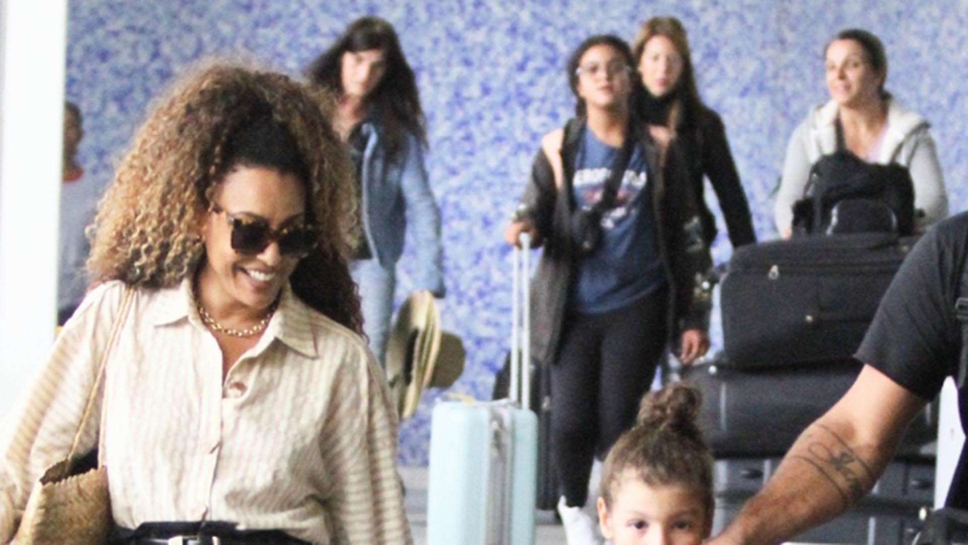 Filho de Sheron Menezzes esbanja fofura em flagra com os pais no aeroporto