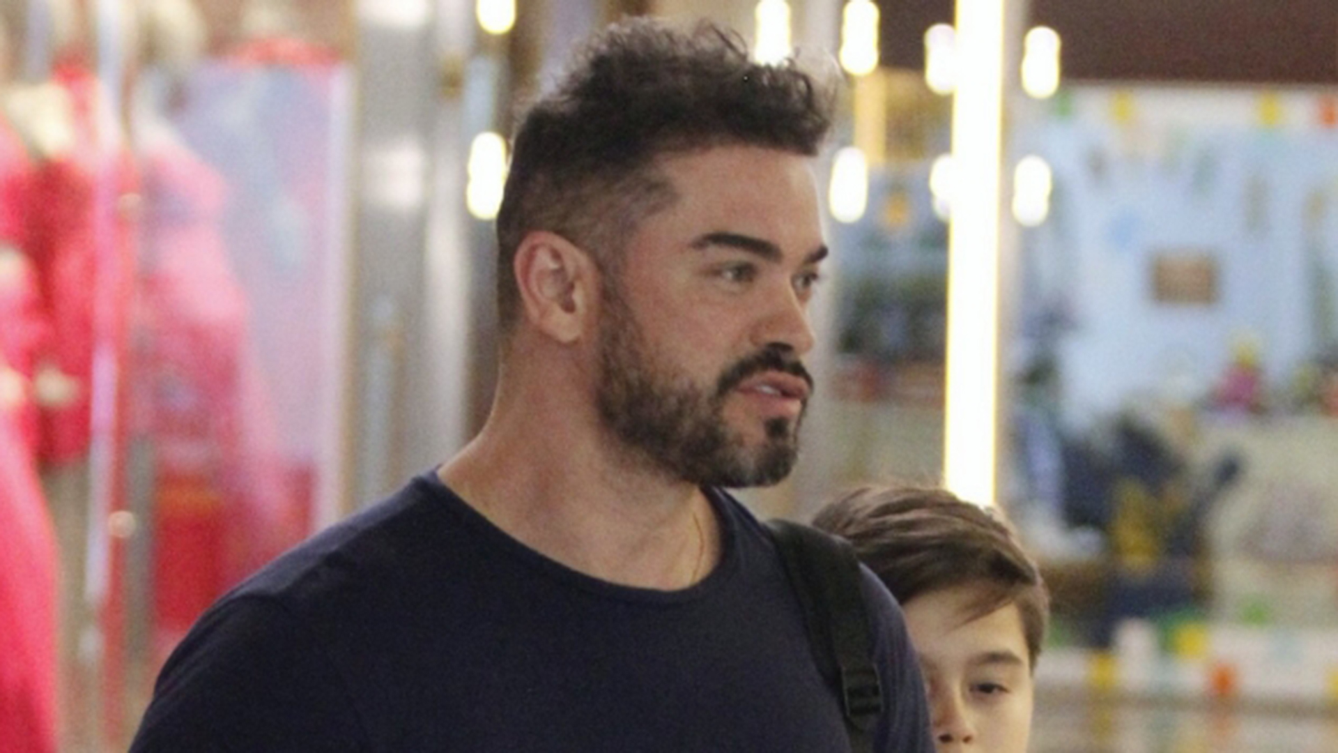 Sidney Sampaio faz rara aparição em público com o filho de 12 anos