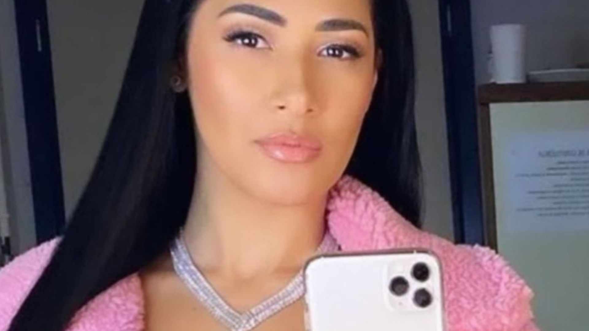 Simaria Mendes arrasa ao surgir de casaco rosa aberto