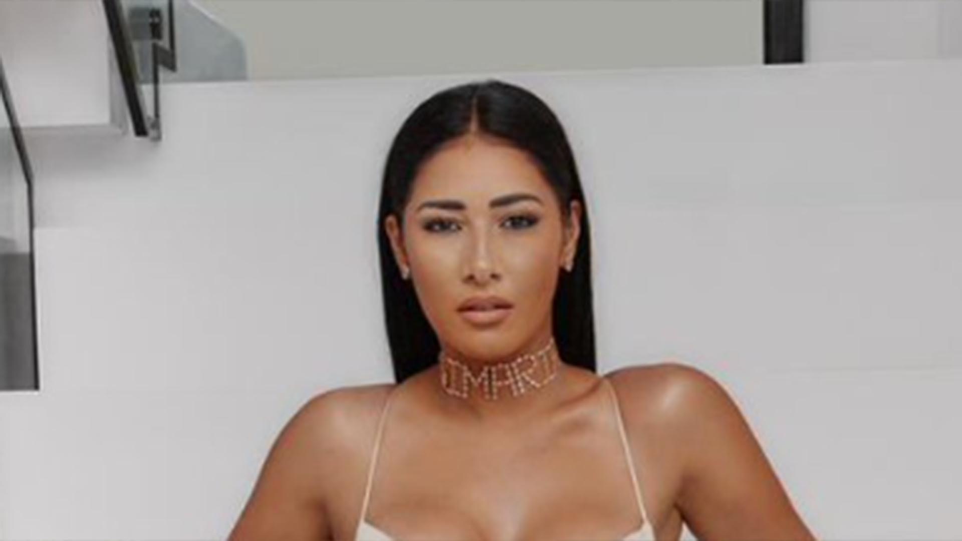 Simaria sensualiza ao usar vestido ‘embalado a vácuo’ em nova foto