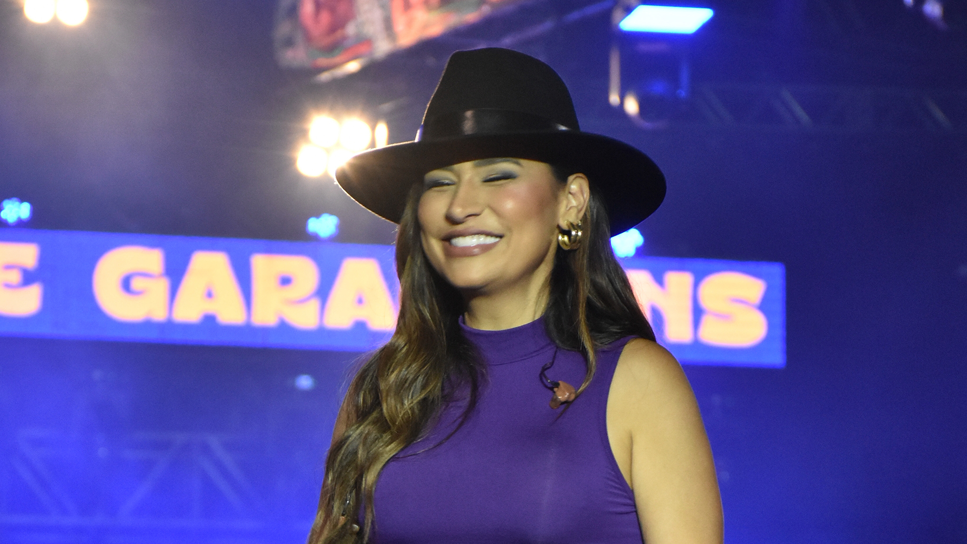 Simone Mendes arrasa ao usar macacão ‘embalado a vácuo’ em show