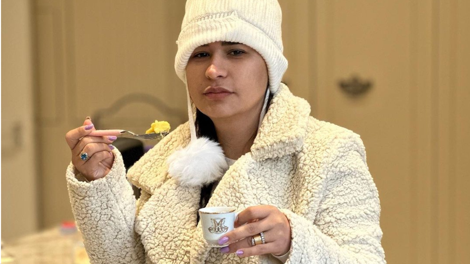 Em sua mansão, Simone Mendes diverte ao exibir look de frio: ‘Sensata’