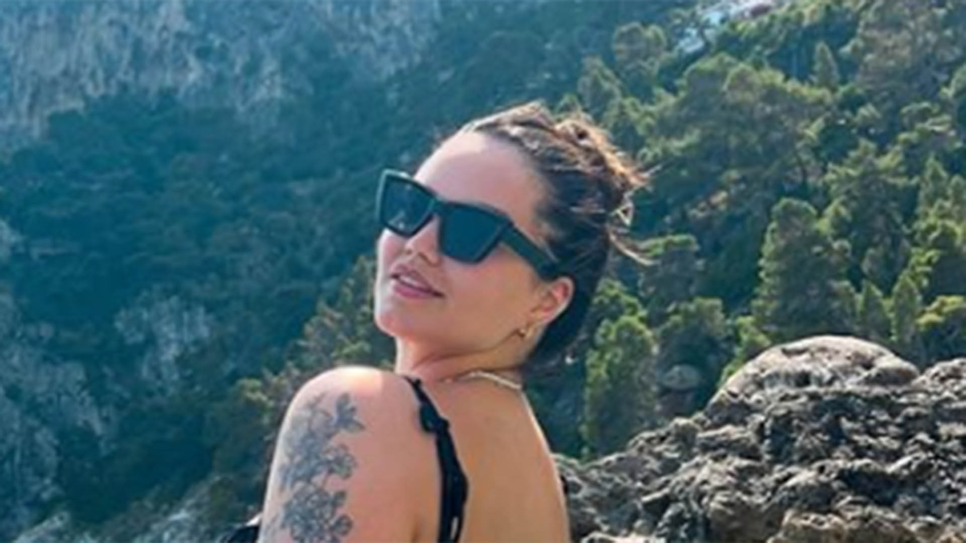 Filha de Kelly Key, Suzanna Freitas posa só de maiô em viagem pela Itália