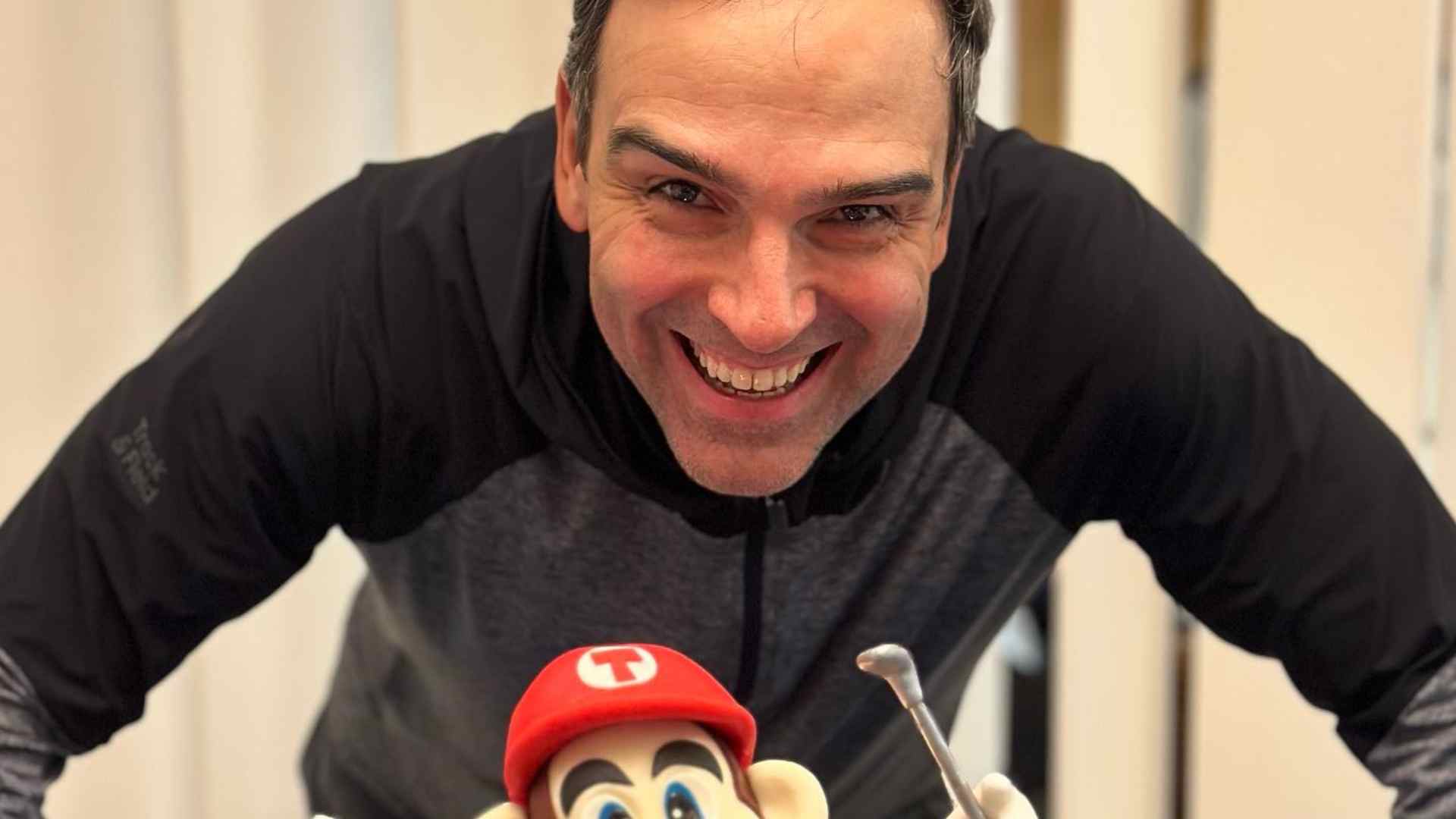 Após revelação inusitada, Tadeu Schmidt ganha bolo de aniversário temático