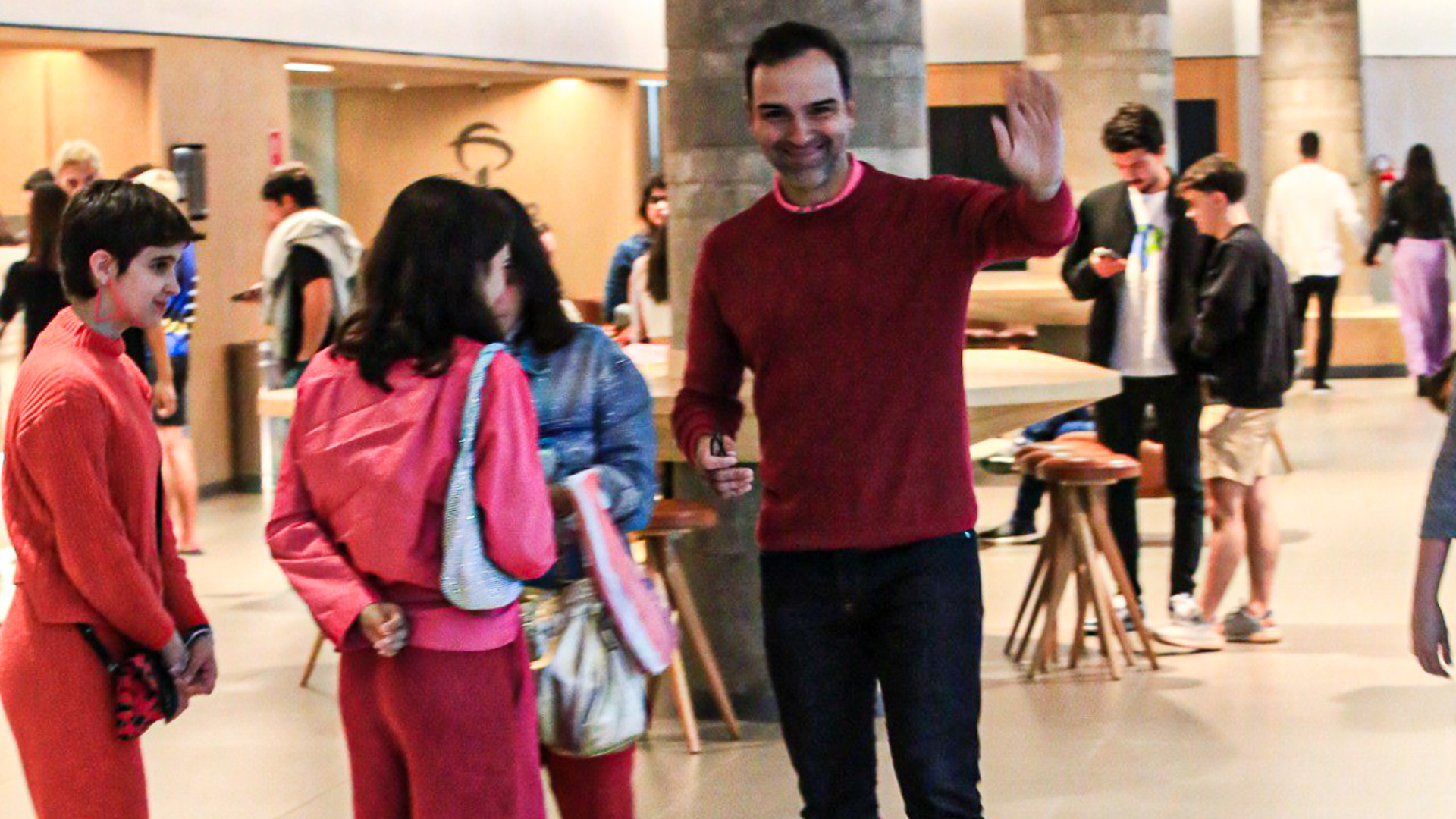 Todos de rosa! Tadeu Schmidt passeia com a família em shopping