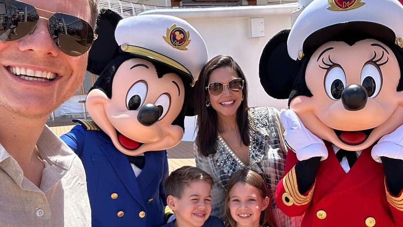 Michel Teló e Thais Fersoza aproveitam férias em cruzeiro da Disney com os filhos