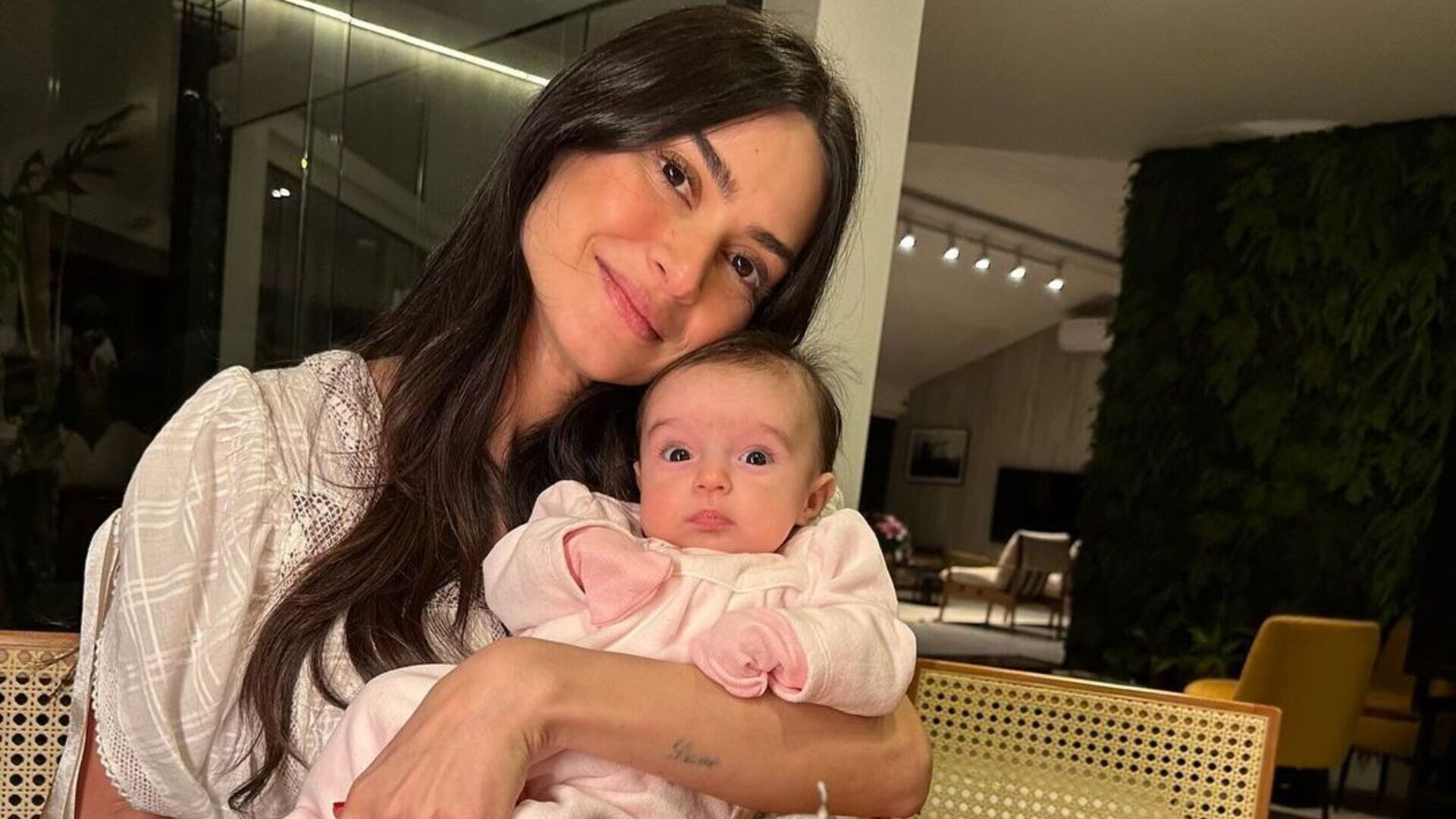 Thaila Ayala faz bolo em homenagem à vitória da filha: ‘Mesversário mais importante’