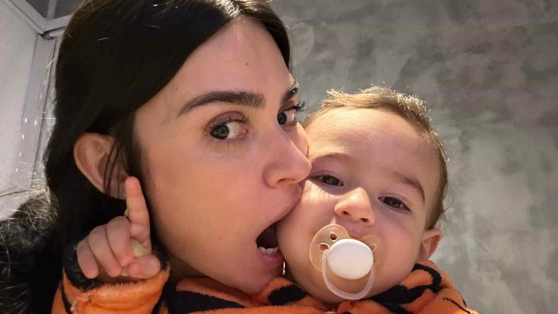 Thaila Ayala mostra reencontro com o filho após cirurgia da caçula
