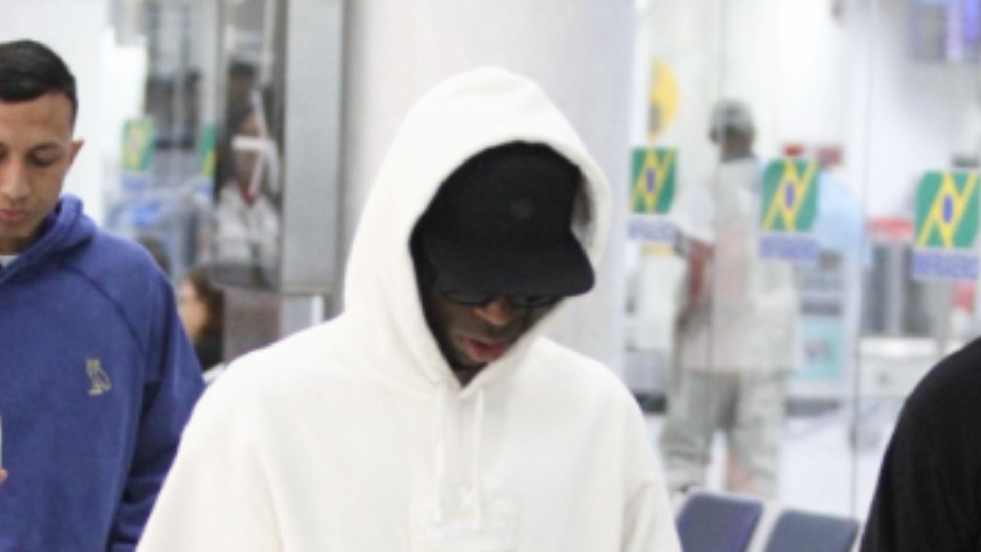 Vini Jr embarca disfarçado em aeroporto do Rio de Janeiro após curtir férias
