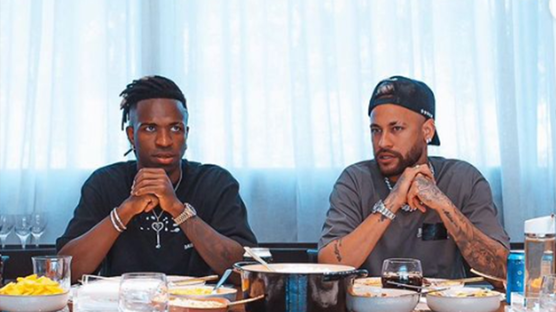 Detalhe da mansão de Vini Jr rouba a cena em foto com Neymar Jr
