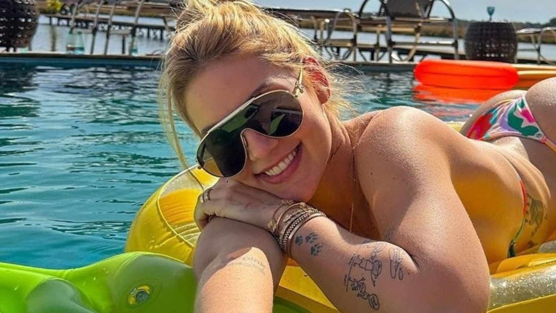 Virginia Fonseca rouba a cena na fazenda ao renovar o bronzeado da costas