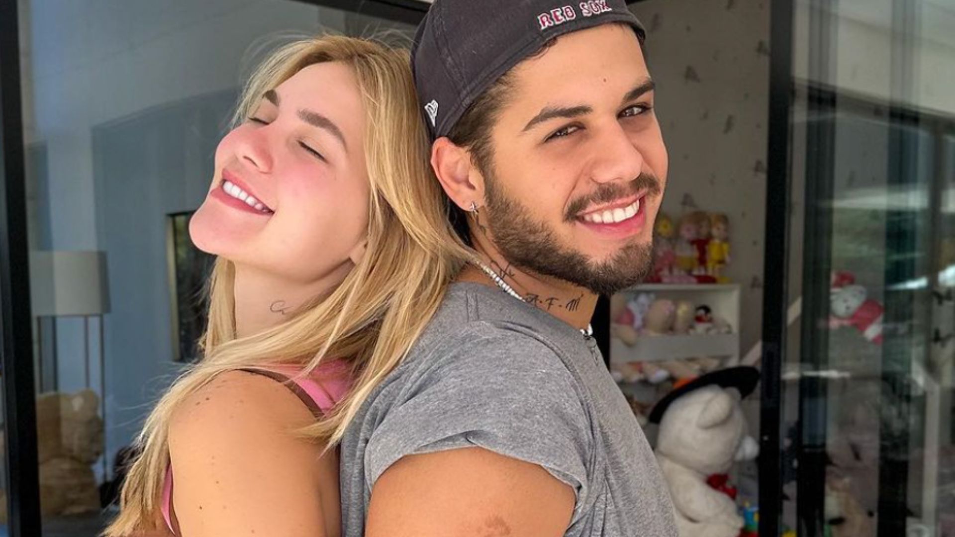 Nova tatuagem de Virgínia e Zé Felipe vira piada: “Perece muro de escola”