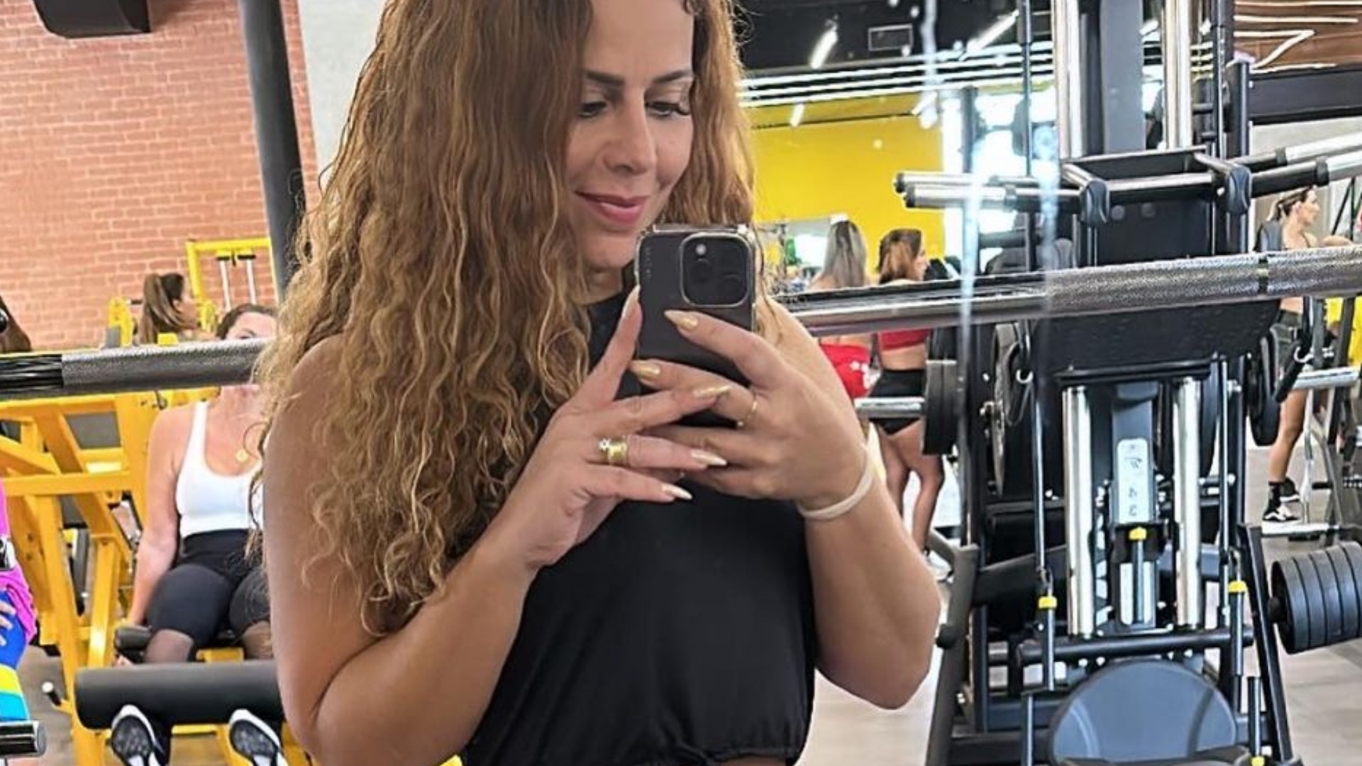 Após lipo, Viviane Araújo exibe corpaço mega sarado na academia: ‘Corpo treinado’