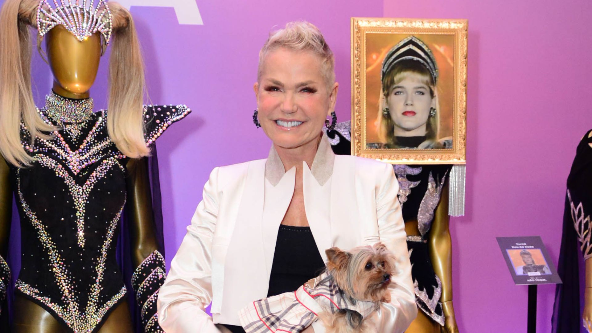 Xuxa Meneghel surge sorridente ao lado da família ao lançar seu documentário