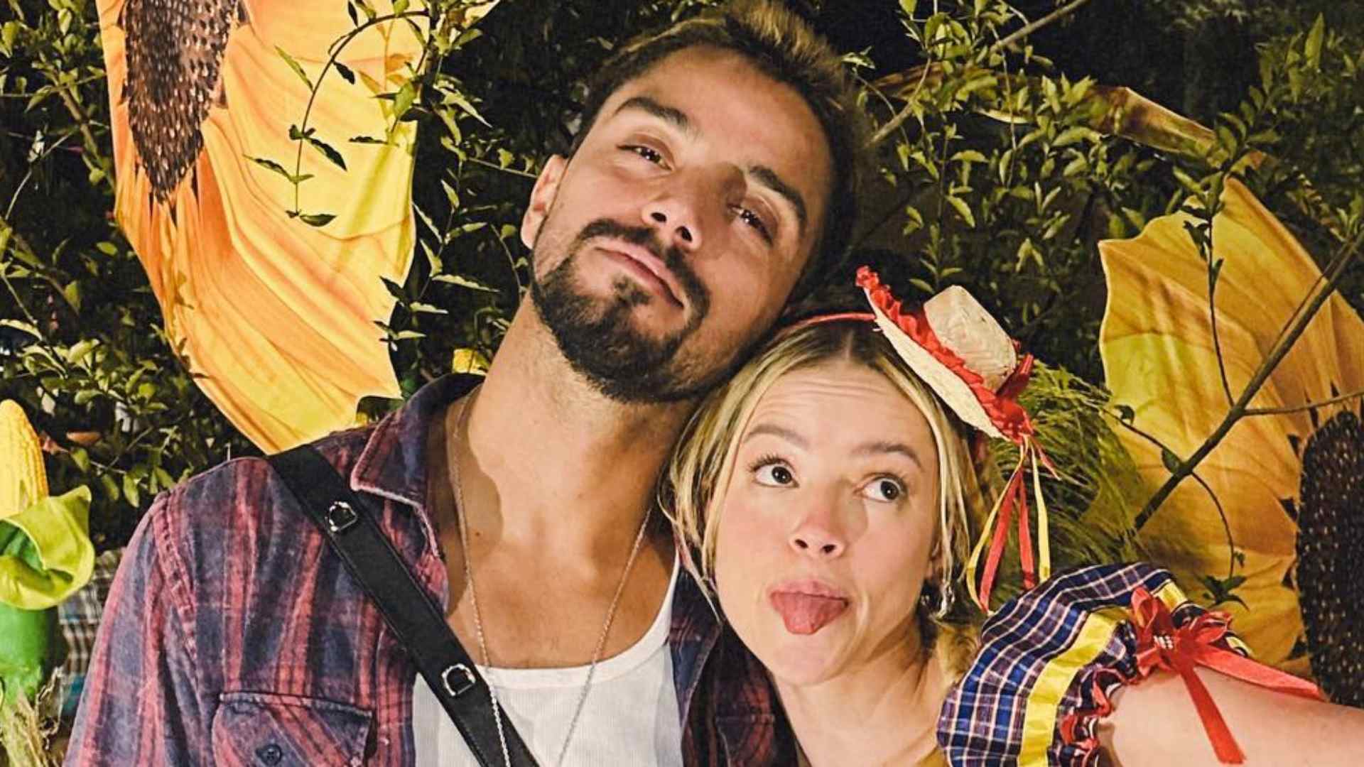 Agatha Moreira surge estilosa em look junino ao lado de Rodrigo Simas