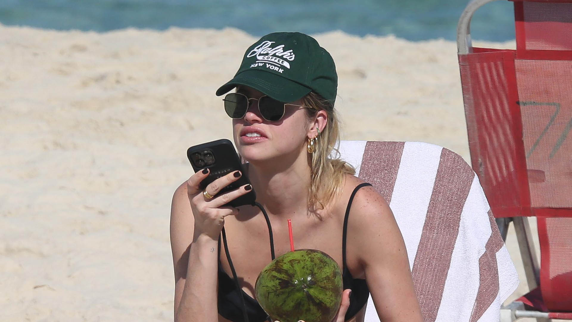 De biquíni fininho, Agatha Moreira exibe o corpo magérrimo na praia