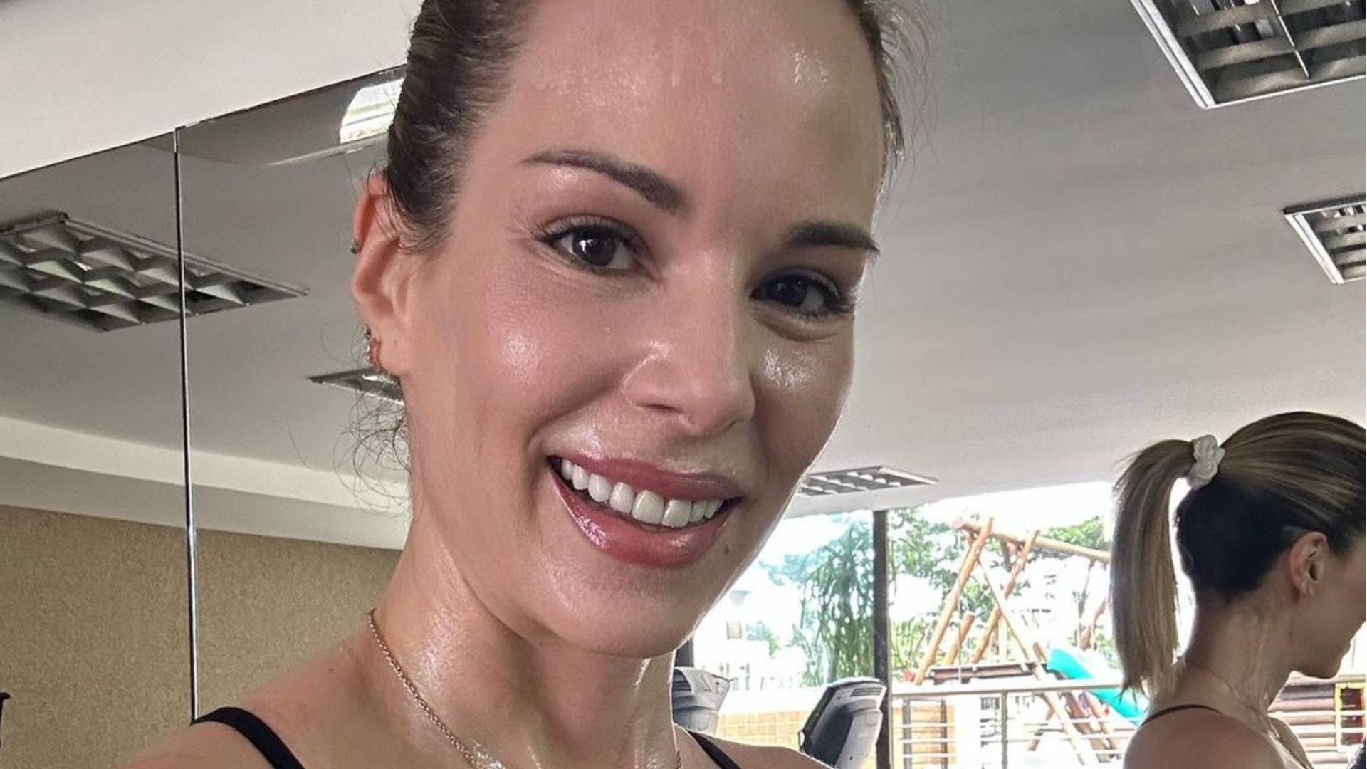 De top, Ana Furtado exibe boa forma toda suada: ‘Sem filtro’