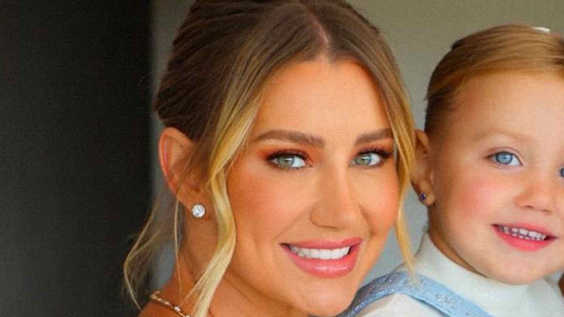 Ana Paula Siebert posa agarradinha com a filha e o marido: “Amor infinito”