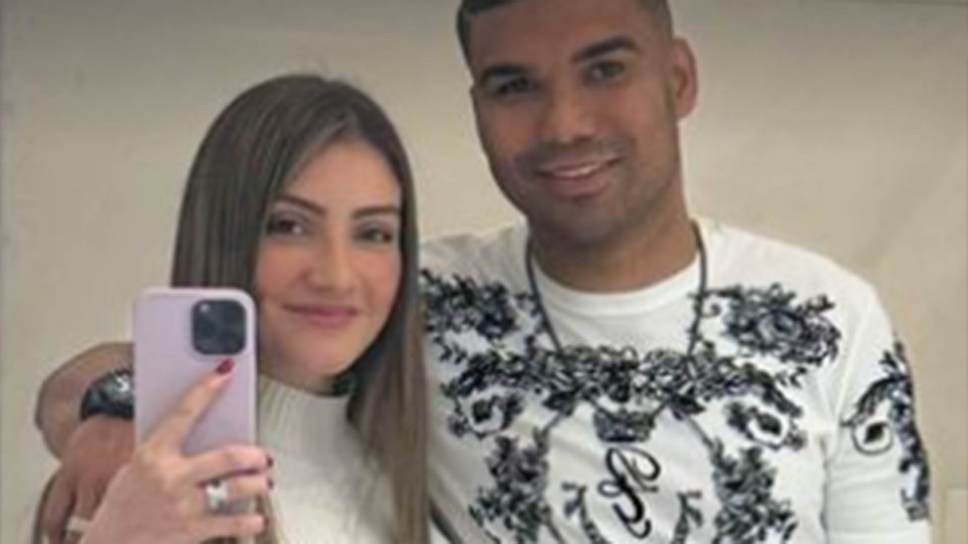 Esposa do jogador Casemiro revela suas novas tatuagens