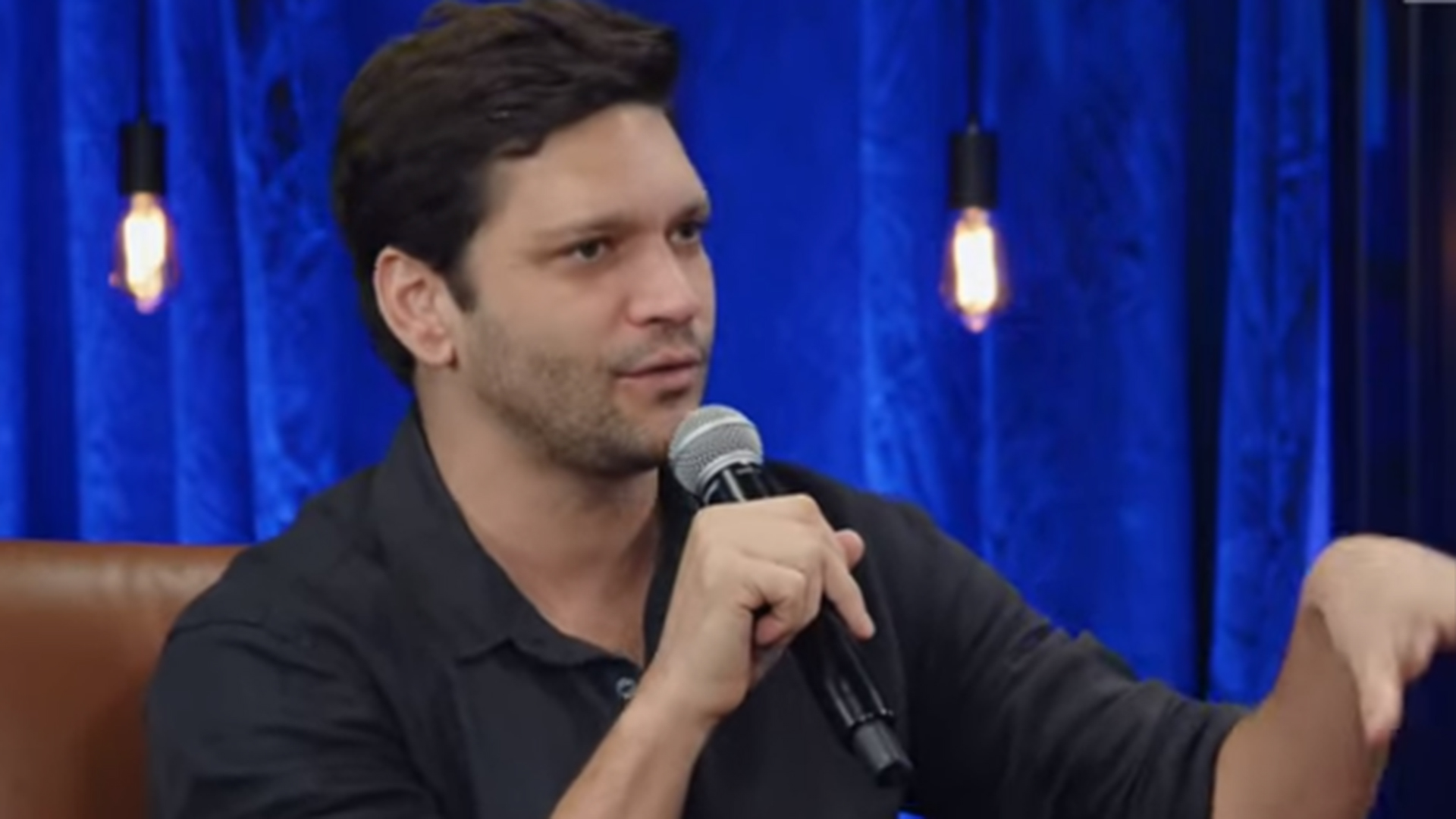Armando Babaioff revela acidente em cena: ‘Desmaiei imediatamente’