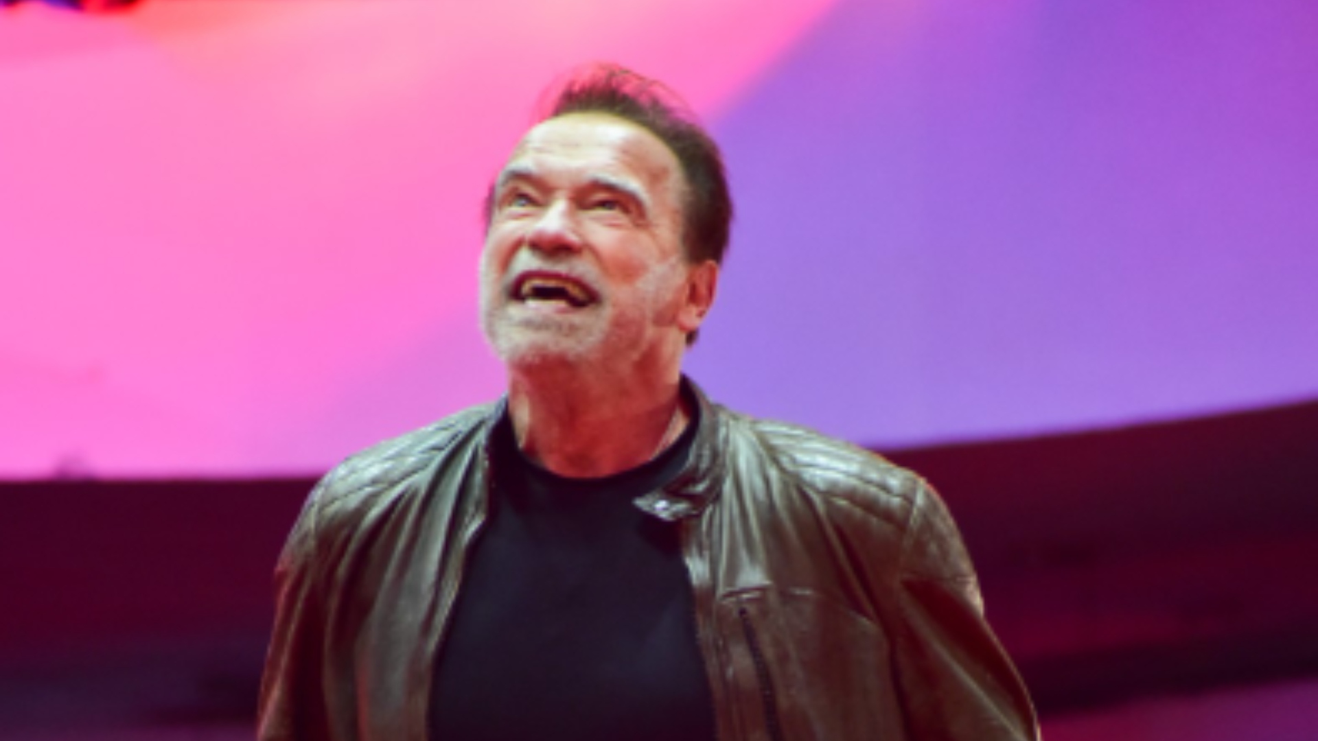 Arnold Schwarzenegger sobe ao palco durante festival no Brasil