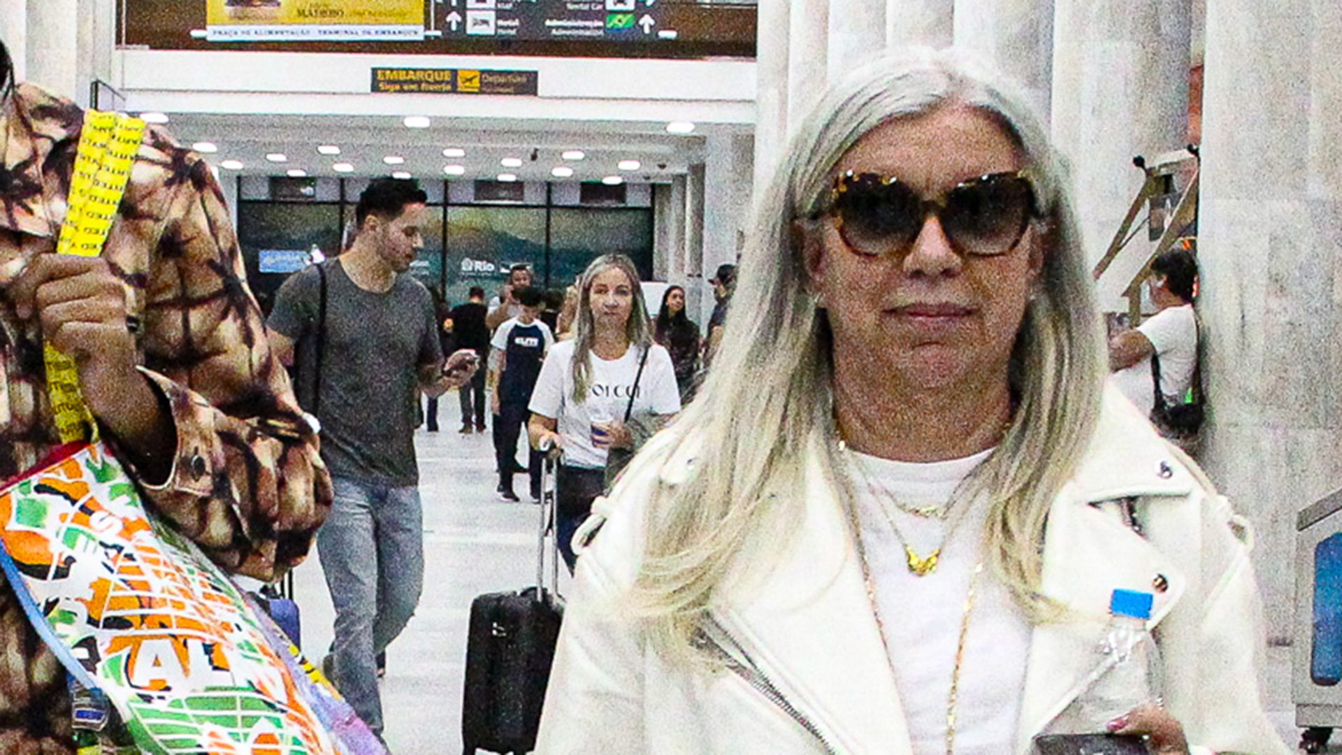 Ele cresceu! Filho de Astrid Fontenelle chama atenção por sua altura em flagra com a mãe